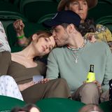 Lange gab es Gerüchte um eine mögliche Beziehung. In Wimbledon machen "Bridgerton"-Star Phoebe Dynevor und Pete Davidson ihre Beziehung offiziell. Um ihren Zusammenhang optisch zu unterstreichen, passen die beiden ihre Klamotten farblich einander an. 