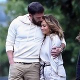 Es scheint fast so, als würden Ben Affleck und Jennifer Lopez ihre Zuneigung für einander in der Öffentlichkeit nicht länger verstecken wollen. Beim Spaziergang in Hamptons Beach kuscheln sie ganz ungeniert. Bei den süßen Bildern fällt eine Sache besonders ins Auge.