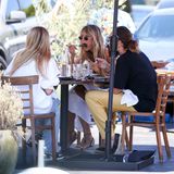 Erst essen, dann shoppen: Beim Lunch in Los Angeles stärken sich Leni, Lou und Heidi Klum sowie Tom Kaulitz, bevor es in einen nahe gelegenen Shop geht. Das Quartett findet ein schattiges Plätzchen unter einem Sonnenschirm und genießt das sommerliche Mittagessen bei über 30 Grad mit kühlen Getränken.