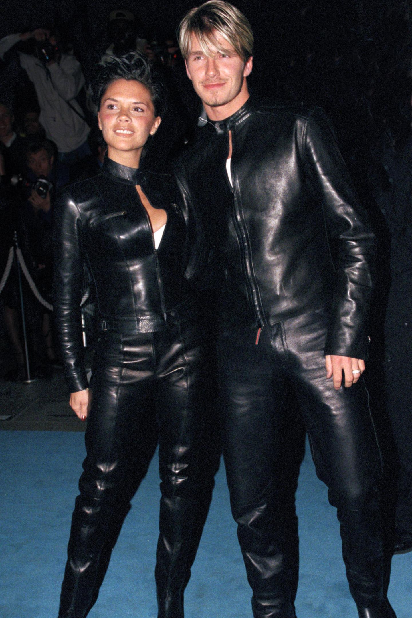 Victoria und David Beckham  Im schwarzen Leder-Partnerlook erscheinen Victoria und David Beckham nur wenige Wochen vor ihrer Hochzeit bei einer Versace-Party in London – das war im Juni 1999. Vier Kinder und viele weitere gemeinsame Jahre folgen und so feiert das Power-Duo im Jahr 2021 seinen 22. Hochzeitstag.