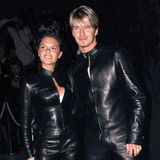 Victoria und David Beckham  Im schwarzen Leder-Partnerlook erscheinen Victoria und David Beckham nur wenige Wochen vor ihrer Hochzeit bei einer Versace-Party in London – das war im Juni 1999. Vier Kinder und viele weitere gemeinsame Jahre folgen und so feiert das Power-Duo im Jahr 2021 seinen 22. Hochzeitstag.