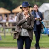 Gräfin Sophie besucht gemeinsam mit ihrer Familie und Königin Elizabeth die Royal Windsor Horse Show. Passend zum Anlass wählt Sophie einen legeren, aber dennoch klassischen Look, bestehend aus: Jeanshose, Blazer und Hemd. Dazu kombiniert sie hellbraune Stiefeletten und einen dunkelblauen Hut, der dem "Hicks & Brown"-Modell von Herzogin Catherine zum verwechseln ähnlich sieht. 