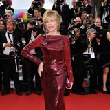 Jane Fonda weiß, was Glamour ist! Im bordeauxfarbenen Paillettentraum von Roberto Cavalli Couture glänzt sie 2012 in Cannes.