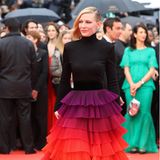 Im stylischen Regenbogen-Look von Givenchy begeistert Cate Blanchett 2018 bei den Filmfestspielen.