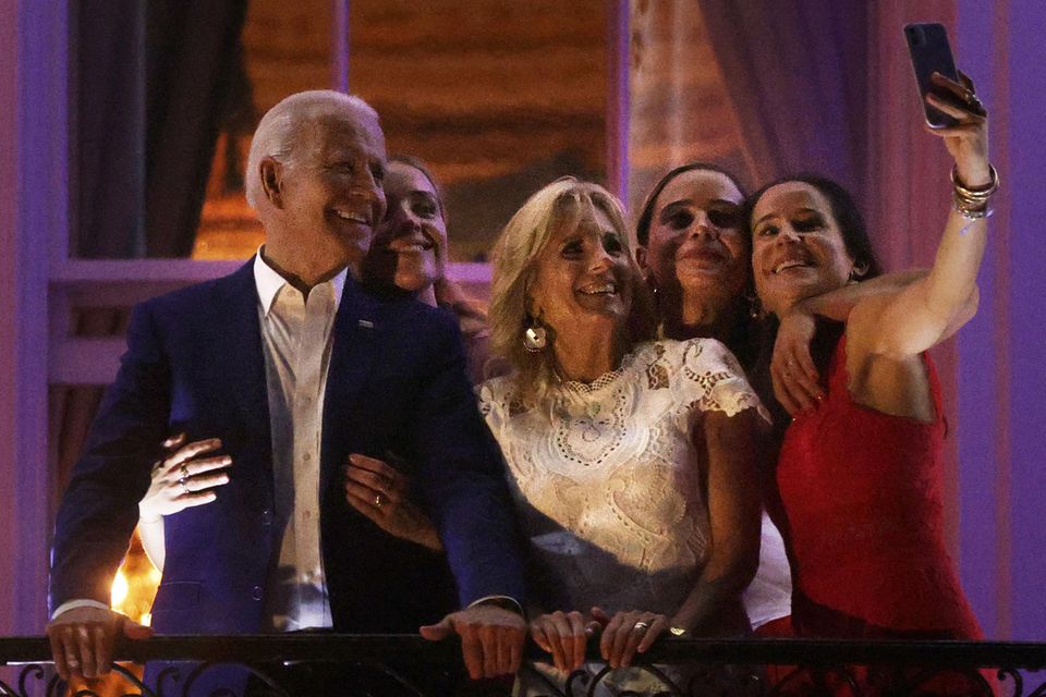 Ein Selfie für das private Familienalbum darf an diesem Feiertag nicht fehlen. Auf dem Balkon des Weißen Hauses posieren Joe Biden und seine First Lady Jill Biden zusammen mit Tochter Ashley und den beiden Enkeltöchtern für die Kamera. Das darauffolgende Feuerwerk wird mit Sicherheit ein weiterer Höhepunkt dieses Festes. 