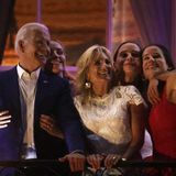 Ein Selfie für das private Familienalbum darf an diesem Feiertag nicht fehlen. Auf dem Balkon des Weißen Hauses posieren Joe Biden und seine First Lady Jill Biden zusammen mit Tochter Ashley und den beiden Enkeltöchtern für die Kamera. Das darauffolgende Feuerwerk wird mit Sicherheit ein weiterer Höhepunkt dieses Festes. 