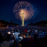 Auch die zahlreichen Gäste am Washington Monument bestaunen das grandiose Feuerwerk, welches als Highlight der Feierlichkeiten gezündet wird. 