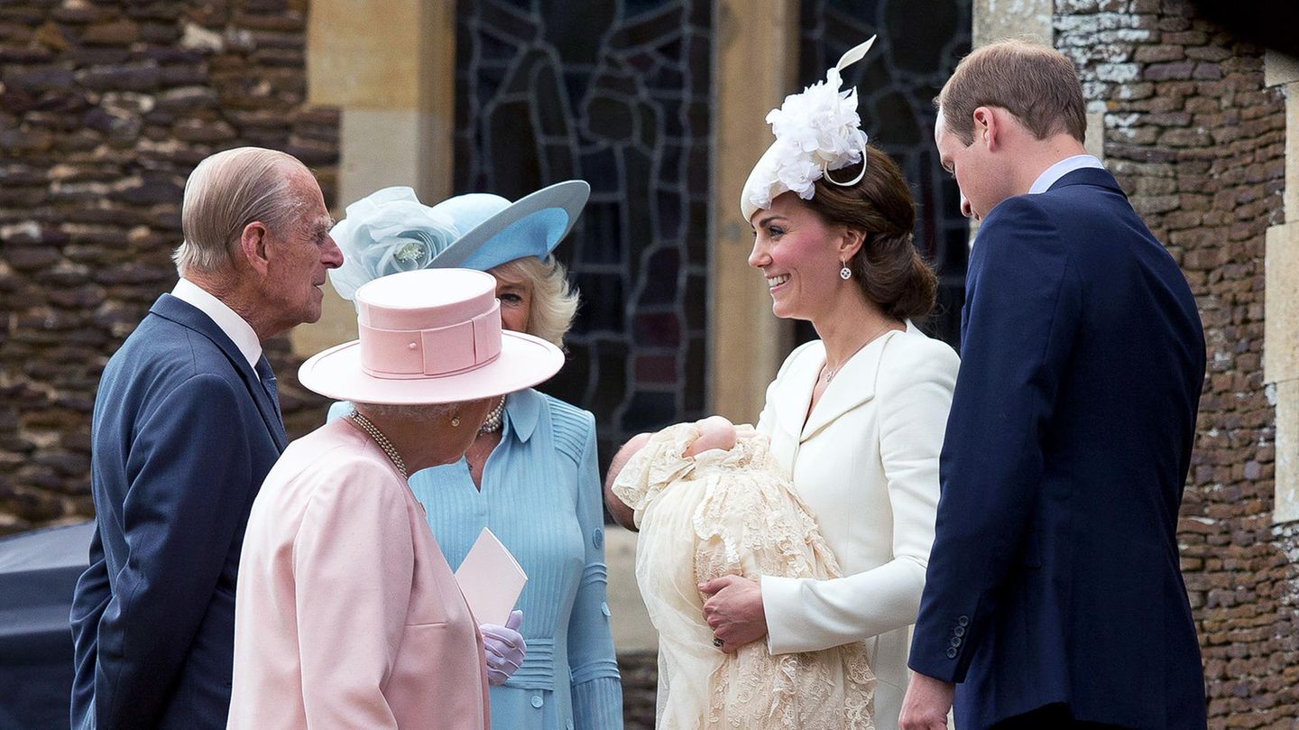 Queen-Elizabeth-Co-Vor-11-Jahren-konnte-noch-die-ganze-Royal-Family-ihre-Taufe-feiern