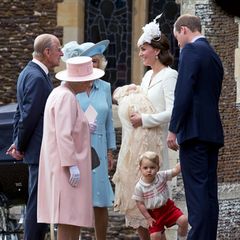 Die Stimmung bei der Queen (†), ihrem Ehemann Prinz Philip (†), Herzogin Camilla, Mama Catherine und Papa William anlässlich von Charlottes Taufe ist bestens. Und George hält besonders seinen Vater zusätzlich auf Trab.