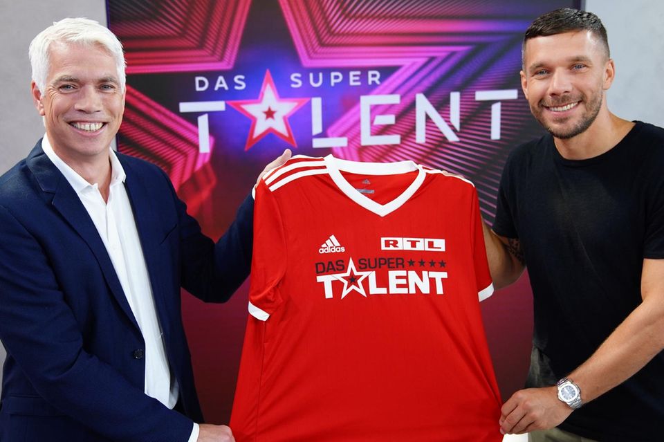 Henning Tewes, Geschäftsführer RTL Television & Co-Geschäftsleiter TVNOW, begrüßt nicht nur Fußball-Weltmeister Lukas Podolski als neues Jurymitglied bei "Das Supertalent".