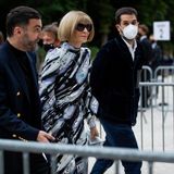 Die Vogue-Chefin Anna Wintour darf in Paris selbstverständlich nicht fehlen. Sie wird von Louis-Vuitton-Designer Nicolas Ghesquière (l.) zum Dinner begleitet.