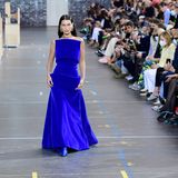 In elegantem Royalblau schwebt Topmodel Bella Hadid über den Runway der Fashion-Show von Off-White.