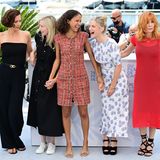 Style-Quintett: Die diesjährigen Damen der Cannes-Jury Maggie Gyllenhaal, Jessica Hausner, Mati Diop, Mélanie Laurent und Mylène Farmer präsentieren beim Fototermin jeweils ihren ganz eigenen Festival-Style.