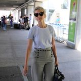 Jury-Mitglied Mélanie Laurent zeigt sich am Flughafen von Cannes im sportlich-eleganten Sommerlook.