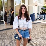 Die Schauspielerin Elisa Sednaoui geht es zu Beginn des Filmfestivals mit bauchfreier Bluse und Jeans-Hotpants noch ganz entspannt an.