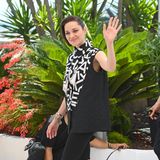 Let's make Radlerhosen sexy again: Marion Cotillard zeigt sich beim Fototermin für den Film "Annette" im ungewöhnlichen, aber stylischen Schwarz-Weiß-Look.