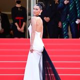 Bella Hadid steht auf den Stufen des roten Teppichs.