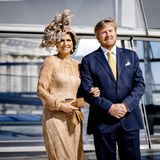 Königin Máxima setzt bei ihrem Besuch in Berlin auf einen beigefarbenen Look: Ein Maxikleid aus halbtransparentem Stoff und dazu ein ganz besonderer Hut mit großen Blüten. Bei genauem Hinsehen fällt auf, dass sie dieses Outfit nicht zum ersten Mal trägt ...
