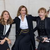 Auch Schauspielerinnen Sofia Coppola, Carole Bouquet und Aurore Clement freuen sich sichtlich wieder gemeinsam die Chanel-Mode bewundern zu dürfen. 