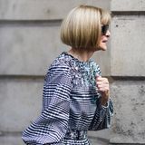 Anna Wintour eilt von einer Modenschau zur anderen in Paris. Auch die von Giorgio Armani lässt sich die Vogue-Chefin natürlich nicht entgehen.