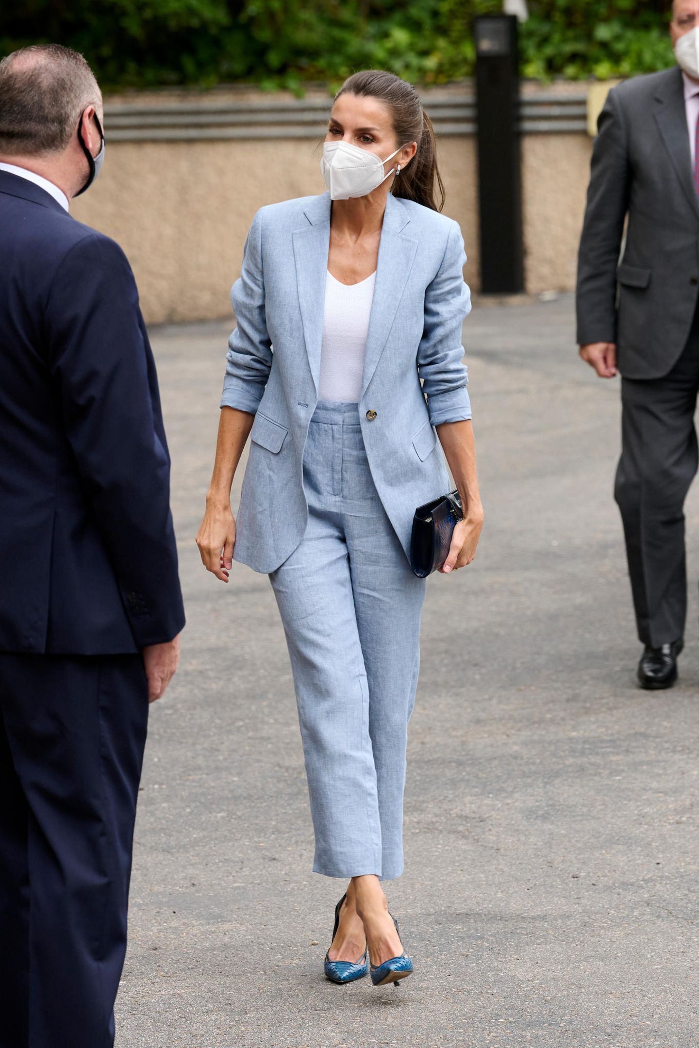 Zu einem Meeting mit den Organisationen Abertis Foundation und UNICEF Spain erscheint Königin Letizia im angesagten Zweiteiler der spanischen Modemarke Adolfo Dominguez. Immer im Fokus ihrer Looks: Letizias stylische Schuhwahl. Diesmal entscheidet sich die Königin für blaue Pumps in Lederoptik, die perfekt auf ihre Clutch abgestimmt sind. So beweist sie, dass nicht nur schöne Kleider, sondern auch ein schicker Business-Look ihr hervorragend stehen!