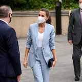 Zu einem Meeting mit den Organisationen Abertis Foundation und UNICEF Spain erscheint Königin Letizia im angesagten Zweiteiler der spanischen Modemarke Adolfo Dominguez. Immer im Fokus ihrer Looks: Letizias stylische Schuhwahl. Diesmal entscheidet sich die Königin für blaue Pumps in Lederoptik, die perfekt auf ihre Clutch abgestimmt sind. So beweist sie, dass nicht nur schöne Kleider, sondern auch ein schicker Business-Look ihr hervorragend stehen!