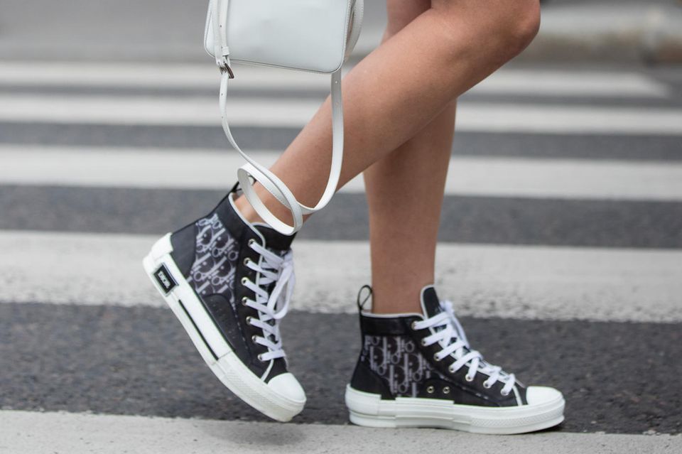 wow: Dior Sneaker Prada Tasche