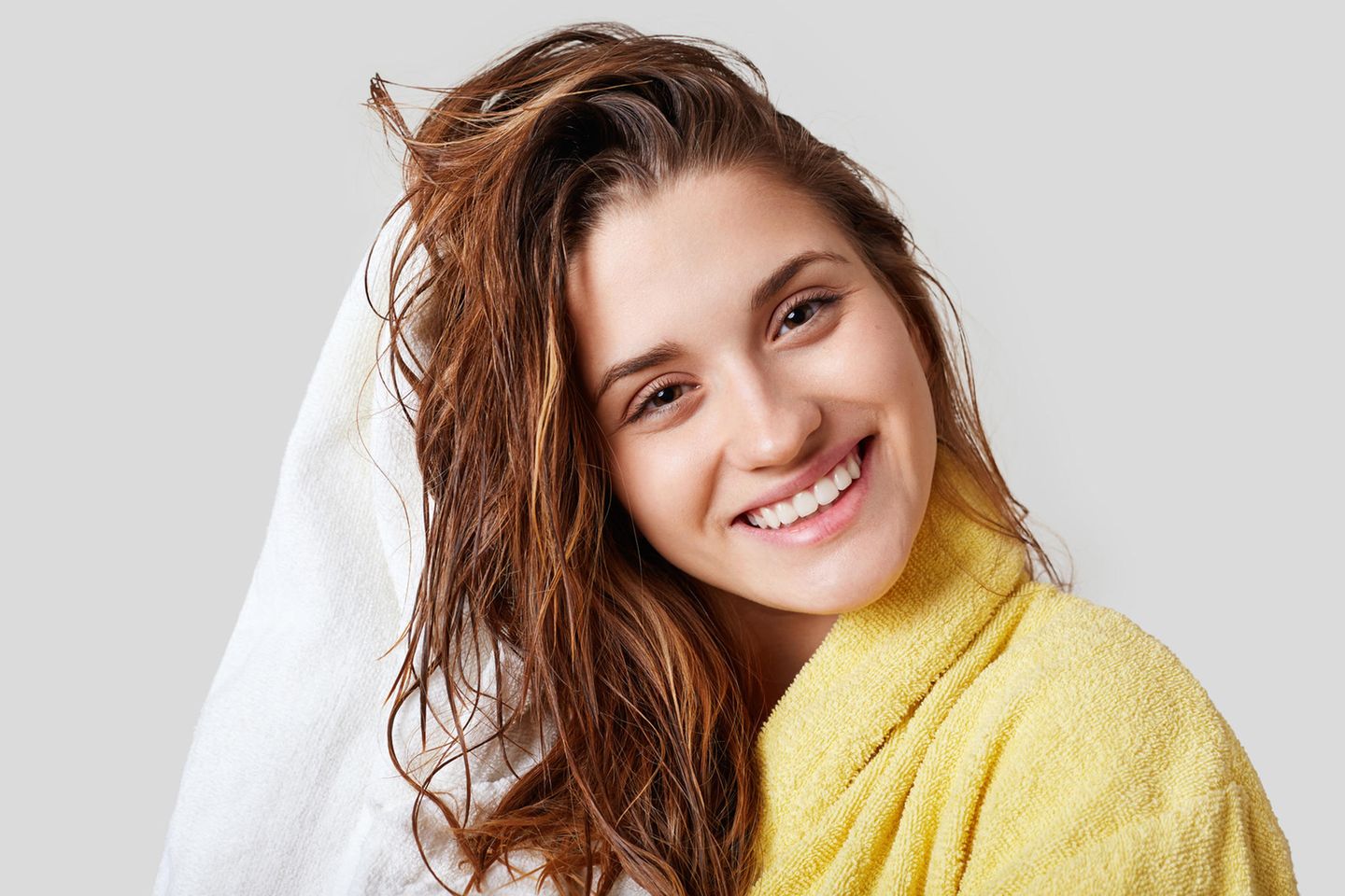 Junge Frau mit frisch gewaschenen Haaren, Haarpflege, Shampoo
