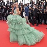 Erst auf der Paris Fahion Week, dann auf dem Filmfestival in Cannes: Influencerin Leonie Hanne ist eine echte Jetsetterin und verzaubert in einem grünen Kleid aus viel Tüll von der Marke Nicole + Felicia Couture. Um ihren Hals und an ihren Handgelenken funkeln Schmuckstücke von Pomellato. 