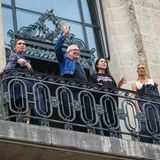 Auf einem Balkon lässt sich Jean-Paul Gaultier für seine Kollektion feiern. Anders als seine Models, die in aufwendigen Couture Roben gekleidet sind, hält es der Designer selbst lieber schlicht und erscheint im schwarzen T-Shirt und Hose und lässiger Jeansjacke. Schließlich soll die Kollektion im Rampenlicht stehen.