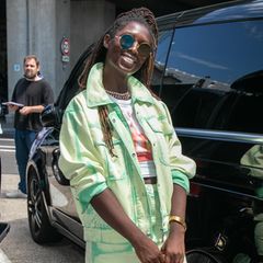 So posiert Jodie Turner-Smith bereits einige Wochen vor dem offiziellen Launch mit der "Diana Tote Bag". Sie kombiniert die Tasche mit einem Zweiteiler aus Jeans in der Farbe Grün und einer lässigen Sonnenbrille im Hippie-Look. 