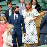 Die Wimbledon Championships lassen sich Prinzessin Beatrice und ihr Mann Edo Mapelli Mozzi nicht entgehen. In einem Polka-Dot-Kleid des Labels Self-Portrait betritt die 32-Jährige die Tribüne. Unverkennbar: der Babybauch, der sich unter dem hübschen Kleid mit Volants und Puffärmeln befindet. 
