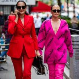Auf dem Weg zur Balenciaga Fashionshow werden schon mal die aktuellen Trendfarben vorgestellt: Knallpink und Rot. 