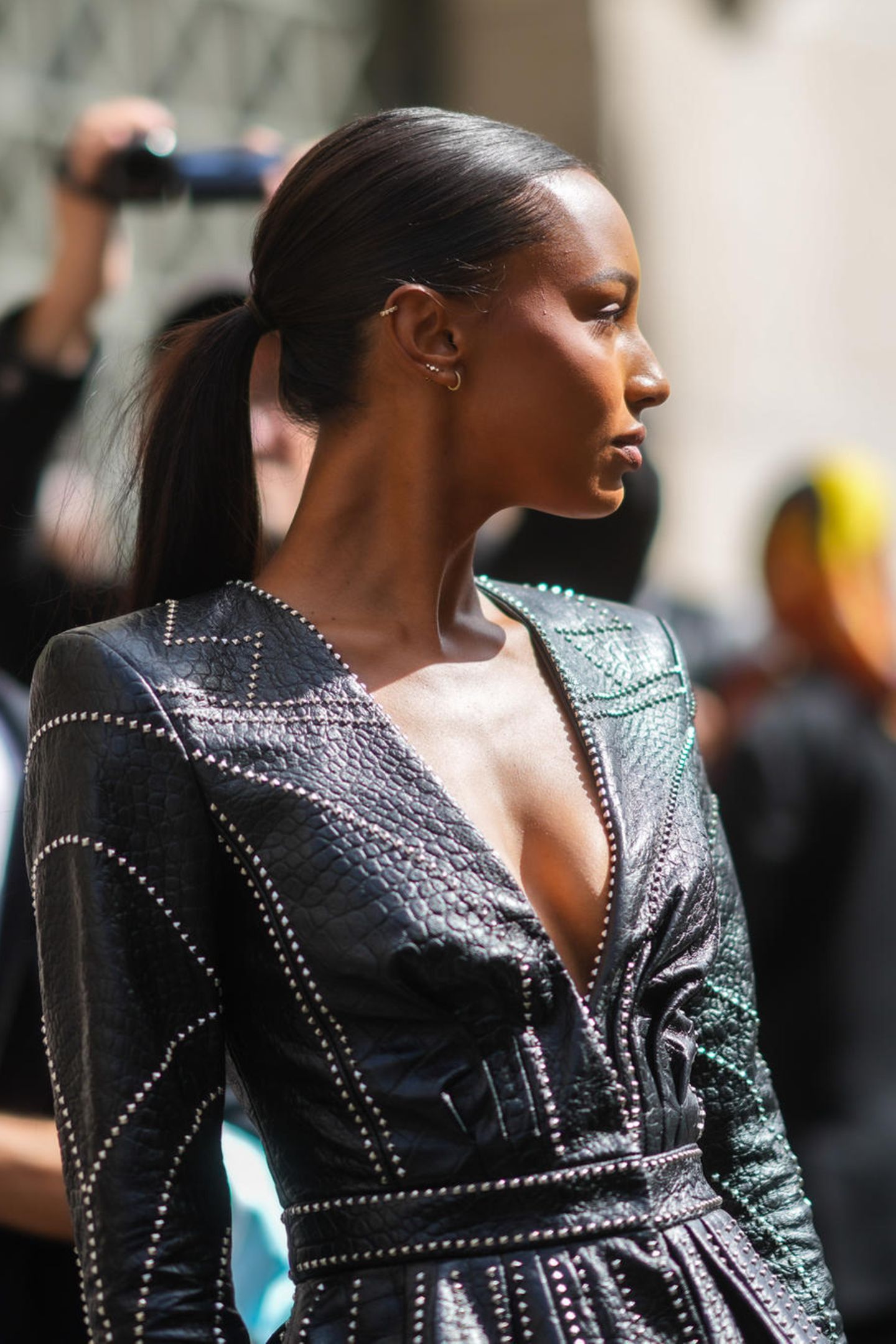 Topmodel Jasmine Tookes zieht die Blicke vor der Balenciaga Modenschau auf sich. Denn mit ihrem Look aus Leder und Nieten liegt sie gerade voll im Trend. 