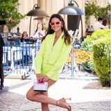 Izabel Goulart checkt im neongrünen Zweiteiler von David Koma in Cannes im Hotel ein – ein echter Hingucker! Dazu kombiniert das Model eine pinke Sonnenbrille von Valentino. 