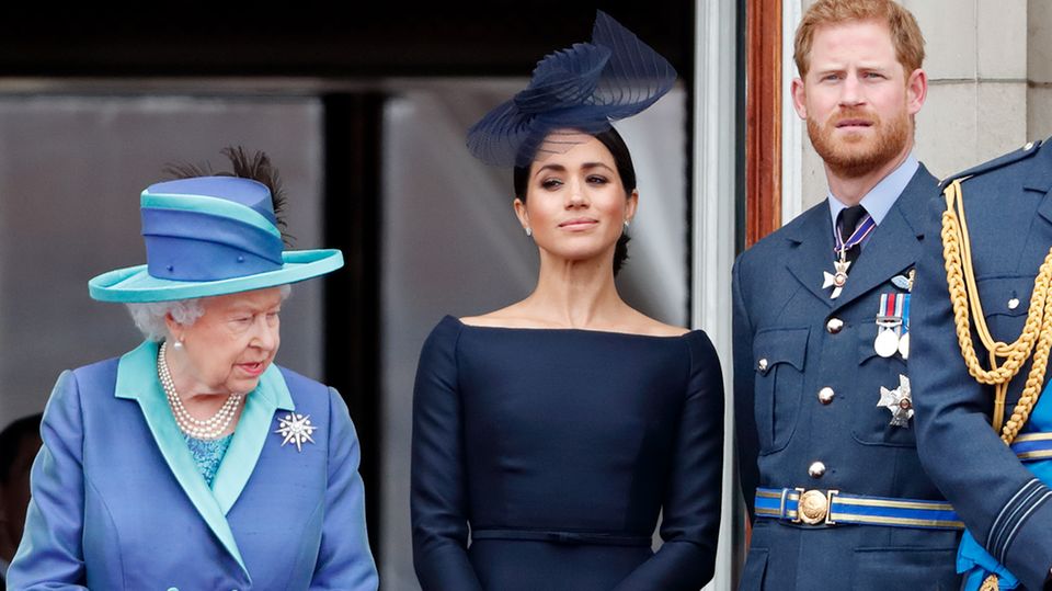 Queen wurde von Harry und Meghan manipuliert und ausgenutzt Queen wurde von Harry und Meghan manipuliert und ausgenutzt