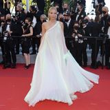 Influencerin Leonie Hanne verzaubert in einer weißen One-Shoulder-Robe mit Schimmer-Effekt des Labels Tony Ward. Für den perfekten Glamour-Auftritt darf natürlich Schmuck, hier von Pomellato, auch nicht fehlen. 