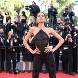Izabel Goulart weiß, wie sie ihren Hingucker-Jumpsuit mit Feder-Details und Pailletten von Etro auf dem roten Teppich perfekt in Szene setzen muss, damit ihr das Blitzlichtgewitter sicher ist. Die Cut-Outs an der Taille und der Neckholder-Schnitt machen das Outfit aber auch wirklich besonders extravagant. 