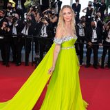 In einem neongelben Off-Shoulder-Kleid mit Schleppe von Giambattista Valli schreitet Chiara Ferragni vor die Presse. Die vordere Haarpartie hat die italienische Unternehmerin zu zwei Zöpfen geflochten. 