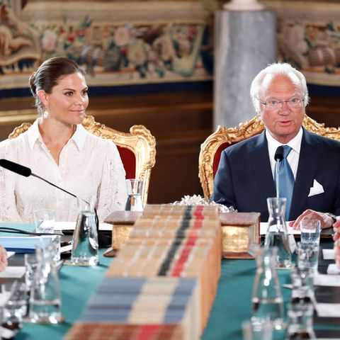 Prinzessin Victoria und König Carl Gustaf bei der Kabinettssitzung zur Wiederwahl und Regierungsbildung des Ministerpräsidenten im Königlichen Schloss in Stockholm.