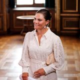 Prinzessin Victoria beweist bei einer Kabinettssitzung in Stockholm modisches Feingefühl: Ihr Kleid mit Lochspitze von Valerie ist sommerlich und trotzdem elegant, eine beigefarbene Clutch von Chanel und Perlenschmuck ergänzen die zeitlose Kombination.