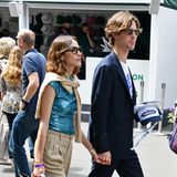 Alexa Chung und Freund Orson Fry machen aus dem Match-Besuch ebenfalls ein Date: Er trägt Anzug zu Chucks, sie Paillettentop zu Chinohose.