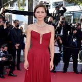 Maggie Gyllenhaal hat sich für Rot auf dem roten Teppich entschieden und zeigt, wie schön ein perfekt geschnittenes, simples Corsagenkleid sein kann.