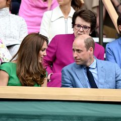 Ehemann Prinz William ist bei ihr – in einem hellblauen Anzug mit passendem Hemd und marineblauer Krawatte.