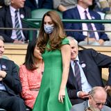 Da ist sie ja endlich! Herzogin Catherine lässt sich die spannenden Tennis-Matches nicht entgehen und nimmt auf den Rängen Platz. Sie trägt ein kurzärmliges, grünes Kleid. Aber sie ist nicht allein ...