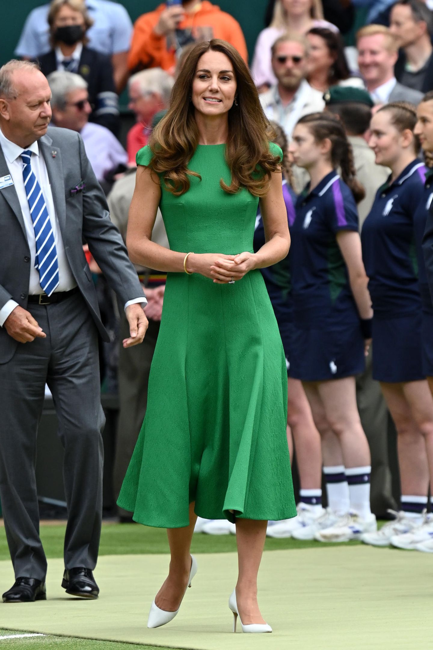 Beim Besuch in Wimbledon zeigte sich Herzogin Catherine in einem grasgrünen Kleid von Emilia Wickstead. Farbe und Schnitt erinnern besonders an ein Kleid ihrer verstorbenen Schwiegermutter Diana – die hätte in diesem Monat ihren 60. Geburtstag gefeiert.