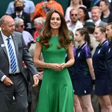 Beim Besuch in Wimbledon zeigte sich Herzogin Catherine in einem grasgrünen Kleid von Emilia Wickstead. Farbe und Schnitt erinnern besonders an ein Kleid ihrer verstorbenen Schwiegermutter Diana – die hätte in diesem Monat ihren 60. Geburtstag gefeiert.