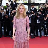 Leichte Lagen und ein moderater Beinschlitz: Das raffinierte Chanel-Kleid unterstreicht Vanessa Paradis' mädchenhaften Typ.