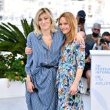 Valeria Bruni Tedeschi und Vanessa Paradis strahlen in ihren gemusterten Kleidern – was für tolle Sommerlooks.