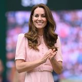 Ob Wembley oder Wimbledon: Herzogin Catherine lässt sich zurzeit keine Sportveranstaltung entgehen. Zum Finale der Herren erscheint die 39-Jährige in einem eleganten Kleid mit Puffärmeln und mit stilvollem Gürtel, der ihre Taille betont. Doch das Kleid kommt uns bekannt vor. Hat sie sich etwa von dieser Prinzessin inspirieren lassen?